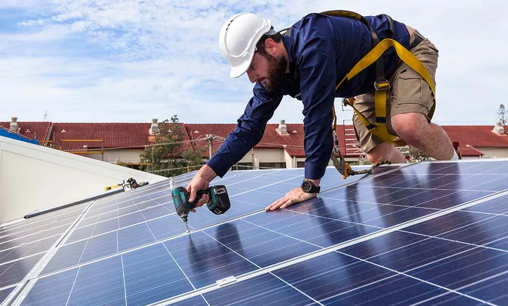Instalator fotowoltaiki montujący panele