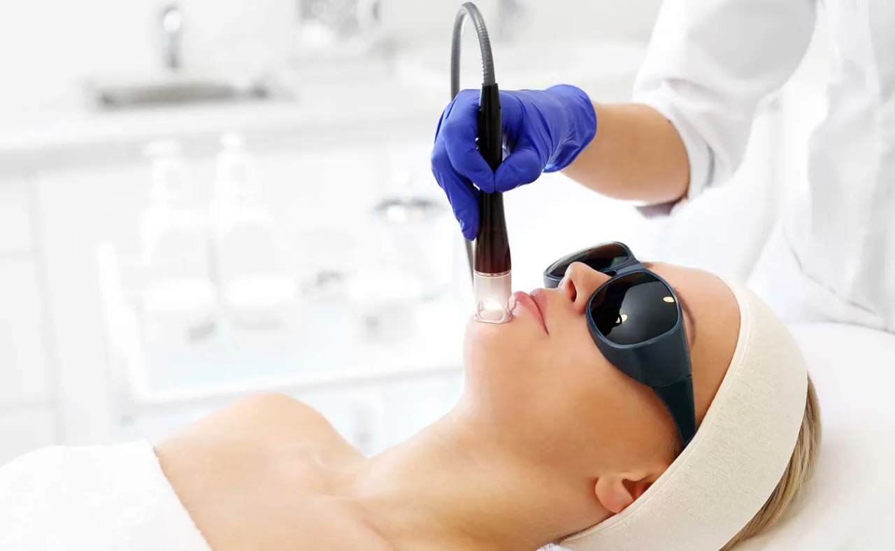 Porównanie lasera frakcyjnego ablacyjnego i nieablacyjnego efekty rekonwalescencja