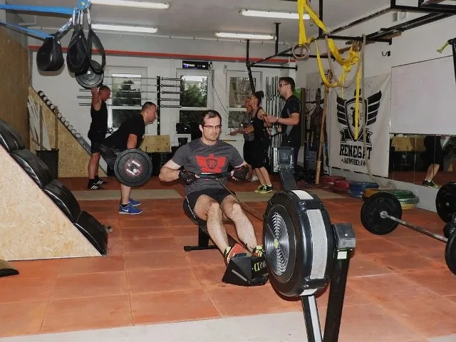 crossfit box wnętrze ludzie trenują