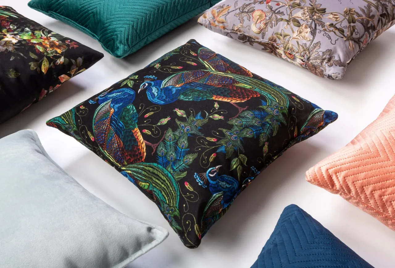 r&oacute;żne style poduszek dekoracyjnych kolory wzory faktury