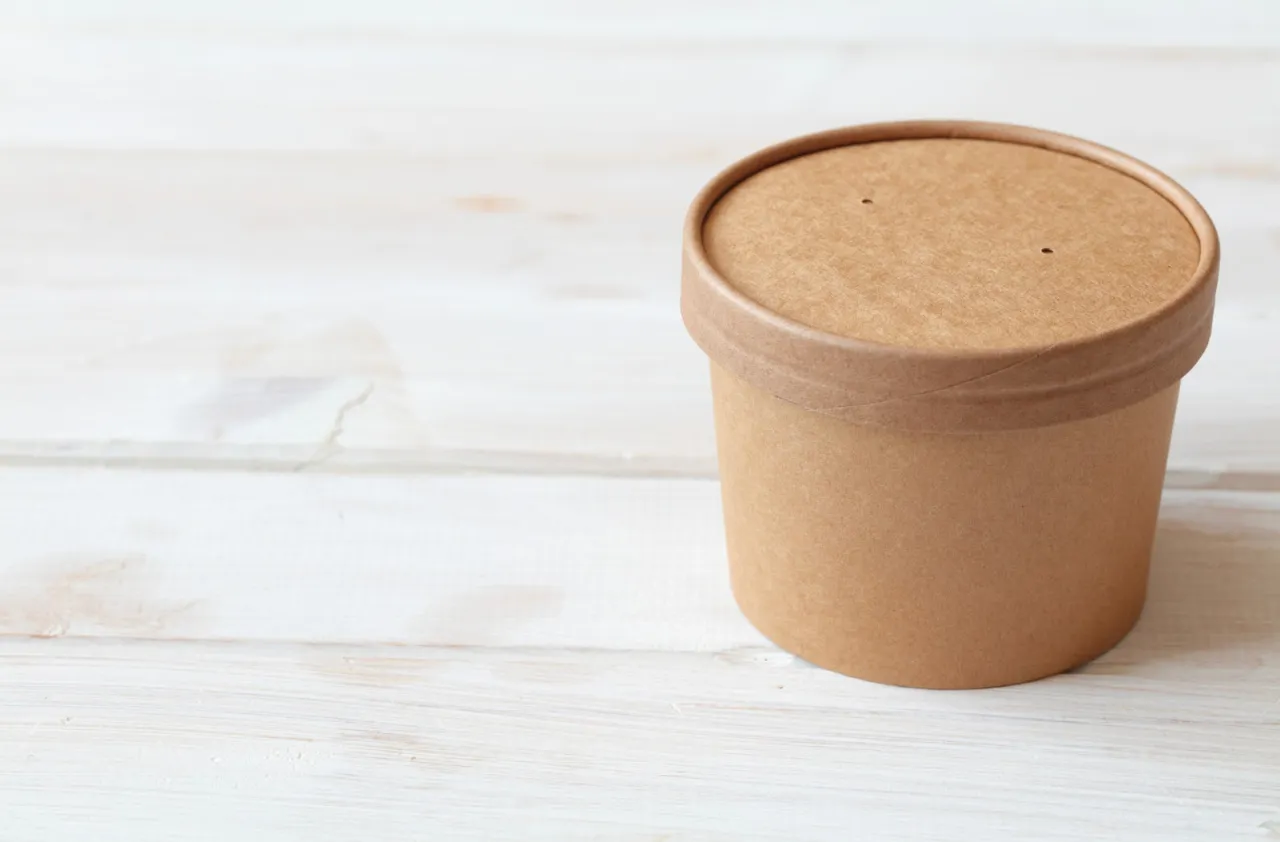 Différents types de bols à soupe avec couvercle