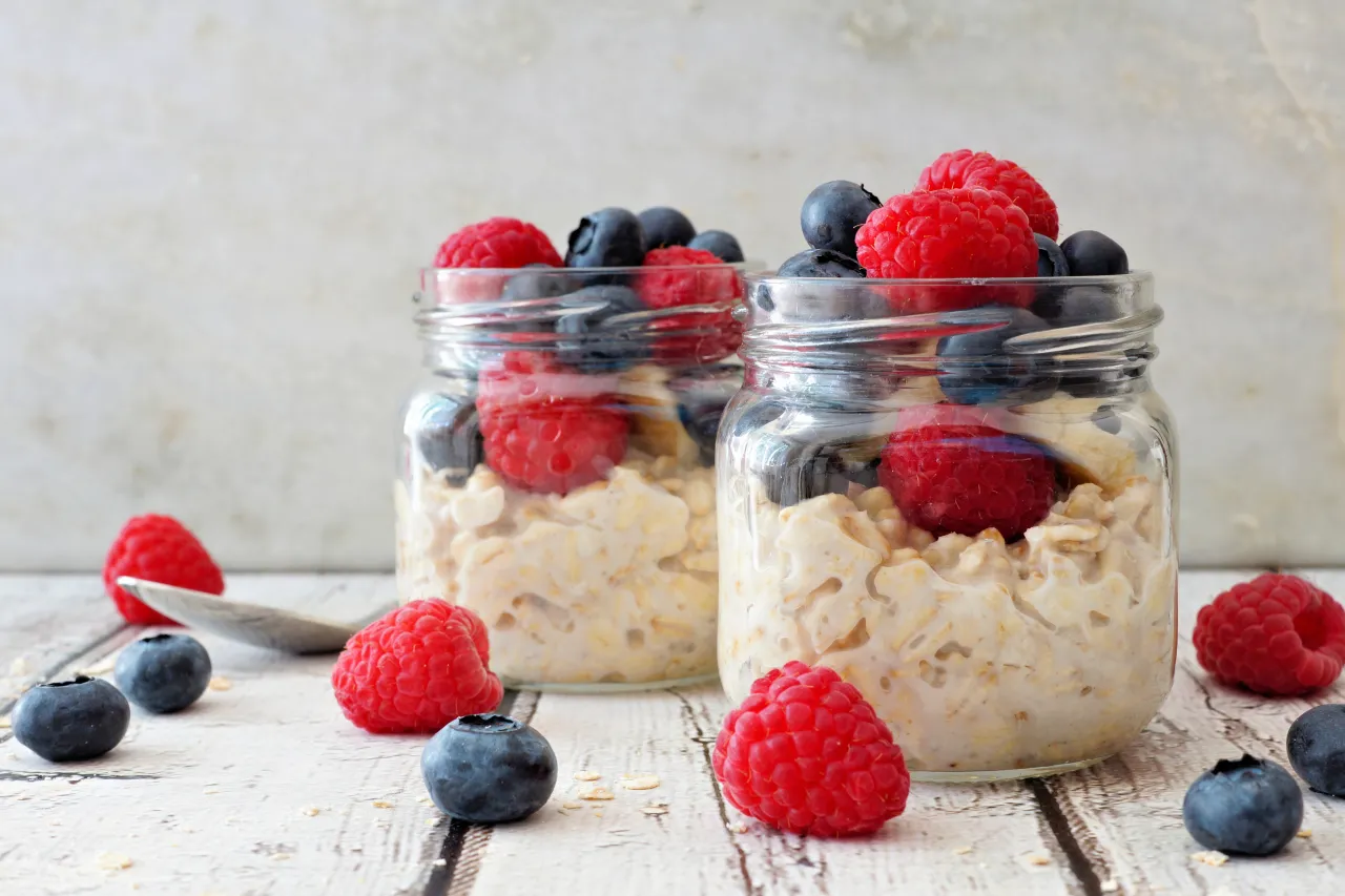Overnight Oats und Porridge mit Früchten