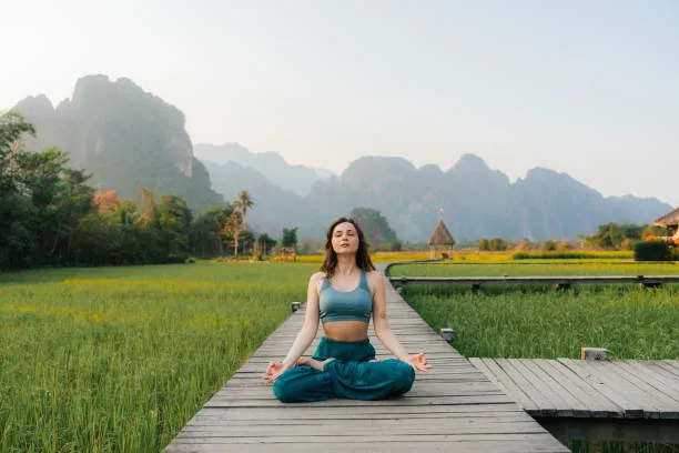 kobieta uprawiająca jogę lub medytację