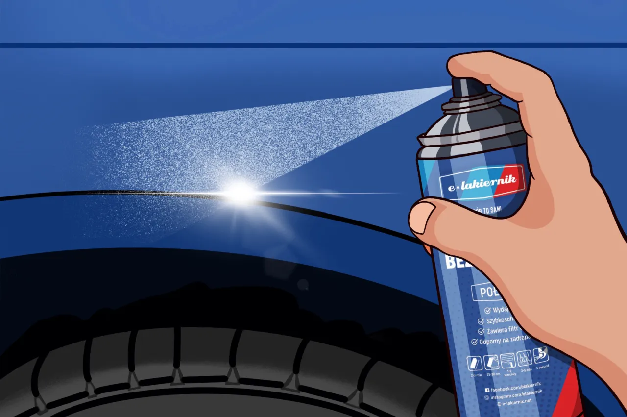 Dłoń trzymająca puszkę lakieru w sprayu, kt&oacute;ra rozpyla drobne kropelki na niebieską karoserię samochodu. To może być odpowiedź na pytanie, dlaczego schodzi lakier z samochodu &ndash; być może potrzebna jest ochrona.
