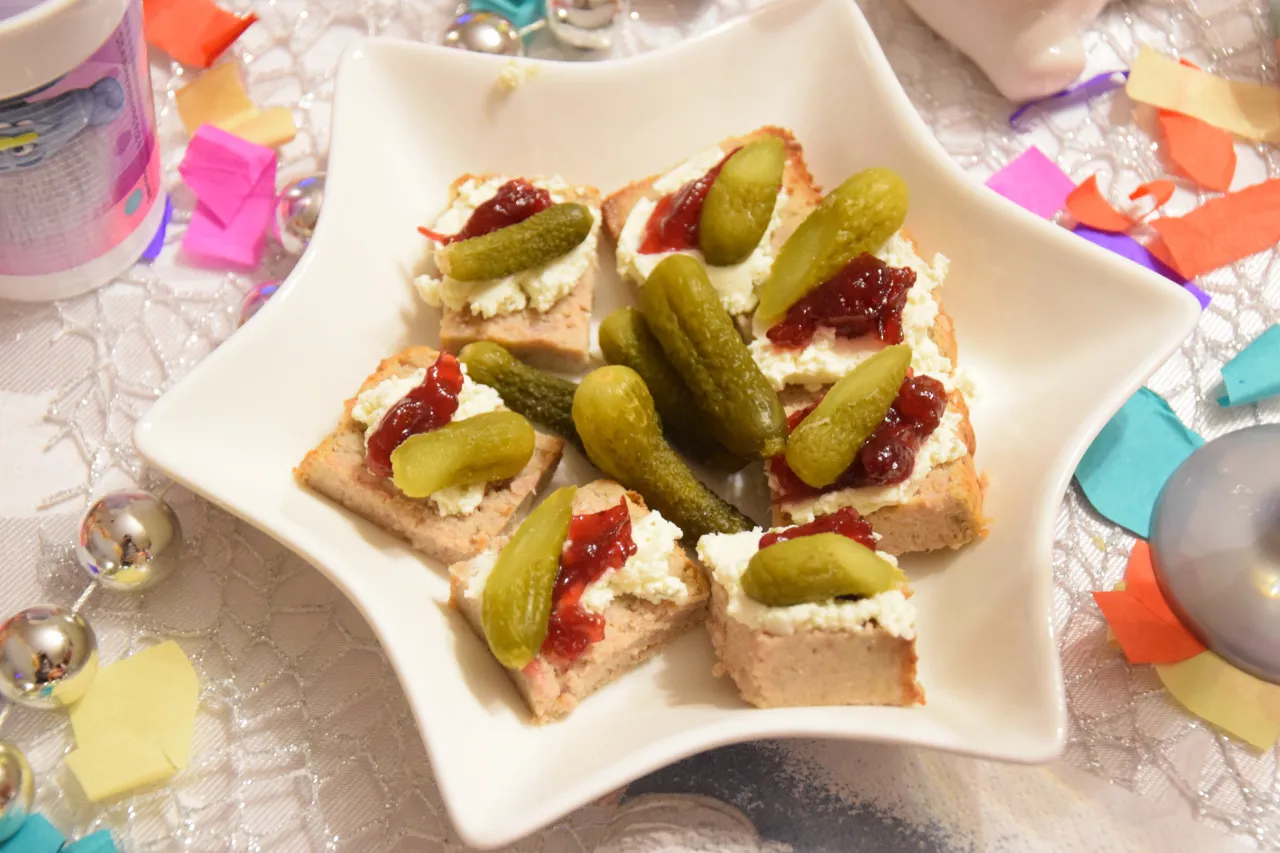 kreatywne serwowanie pasztetu na przyjęciu