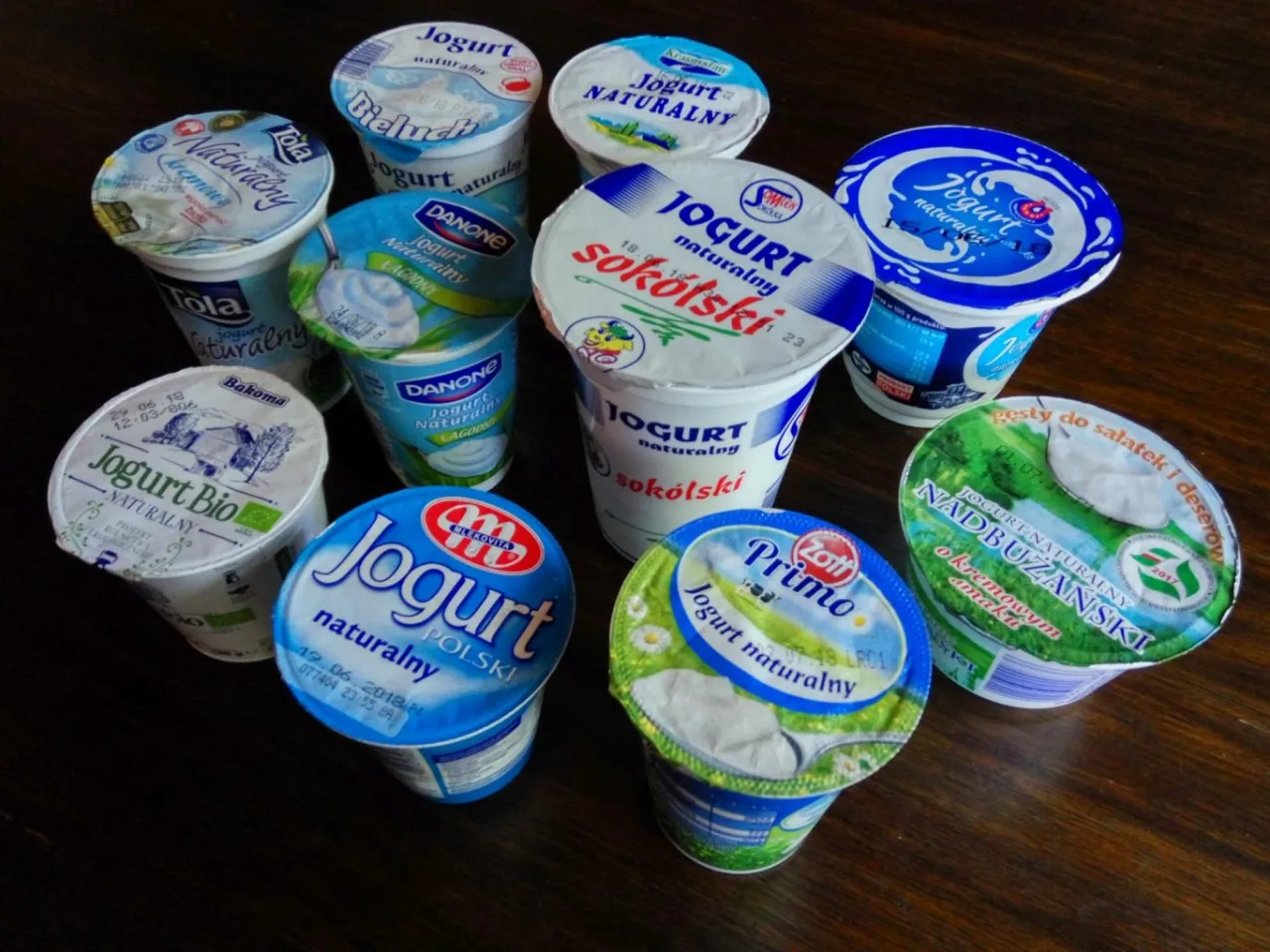 r&oacute;żne rodzaje jogurt&oacute;w naturalnych do zupy