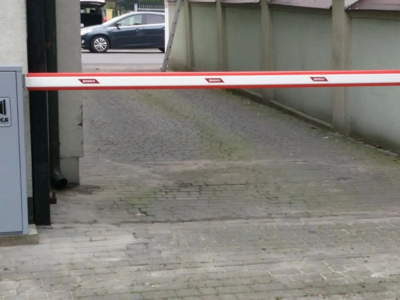 r&oacute;żne metody otwierania szlabanu na osiedlu