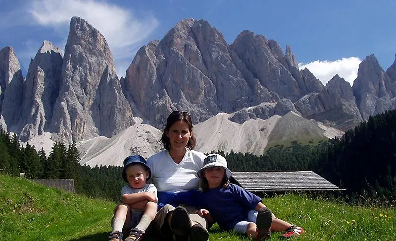 Familie mit Kindern auf einem gut ausgebauten Wanderweg auf einem Berg mit Aussicht