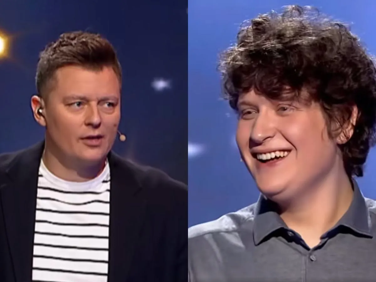 Uśmiechnięty młody mężczyzna i prowadzący program 