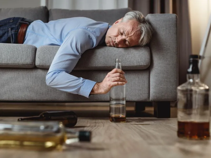 osoba w zamyśleniu, rozważająca problem uzależnienia