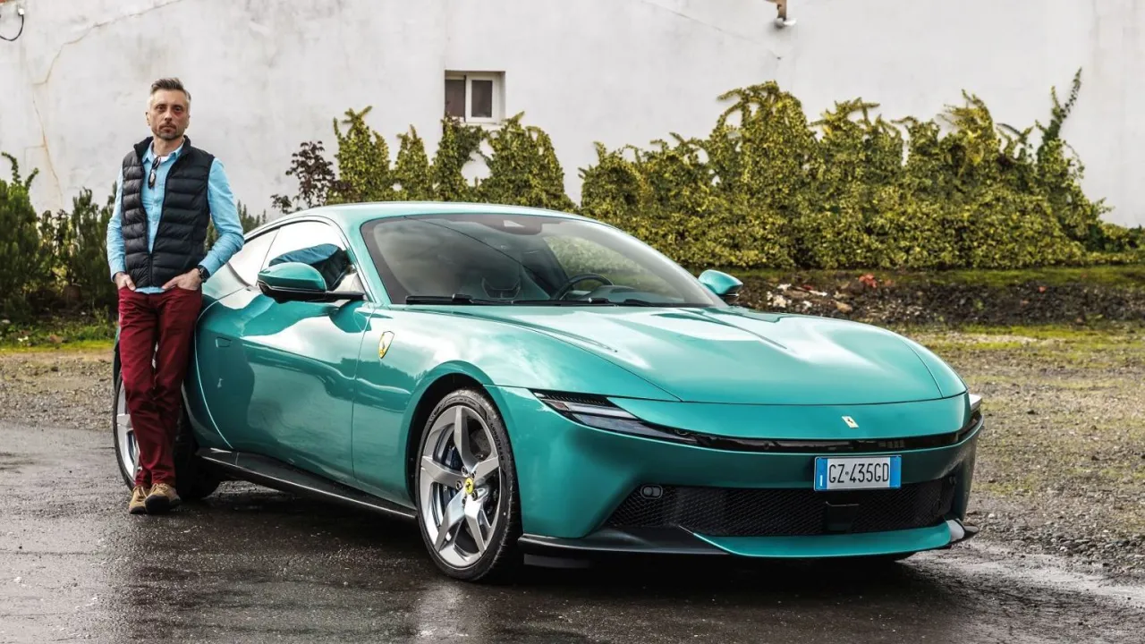 Mężczyzna w kamizelce i czerwonych spodniach stoi obok turkusowego Ferrari. Zastanawiasz się, ile kosztuje nowe Ferrari?