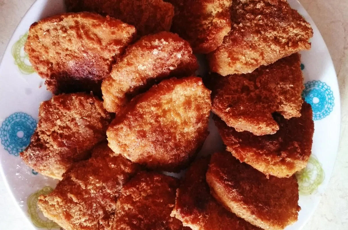 moczenie kotlet&oacute;w sojowych w bulionie z przyprawami