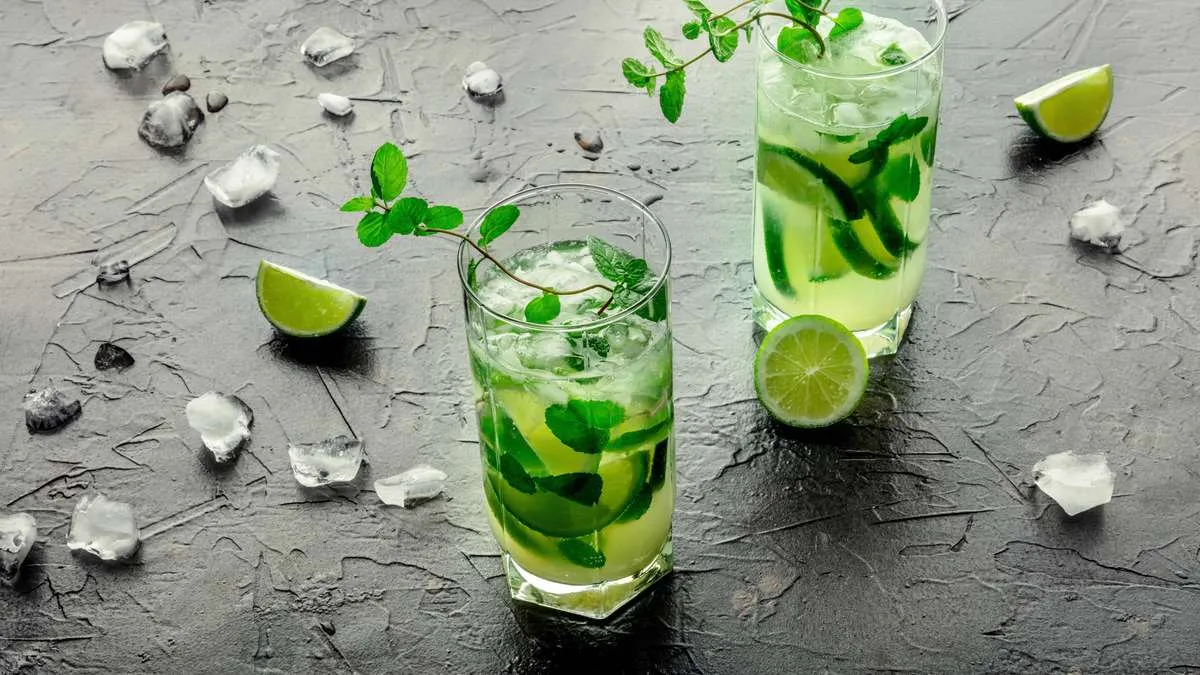 Collage der vier klassischen Limetten-Cocktails (Mojito, Caipirinha, Daiquiri, Margarita)