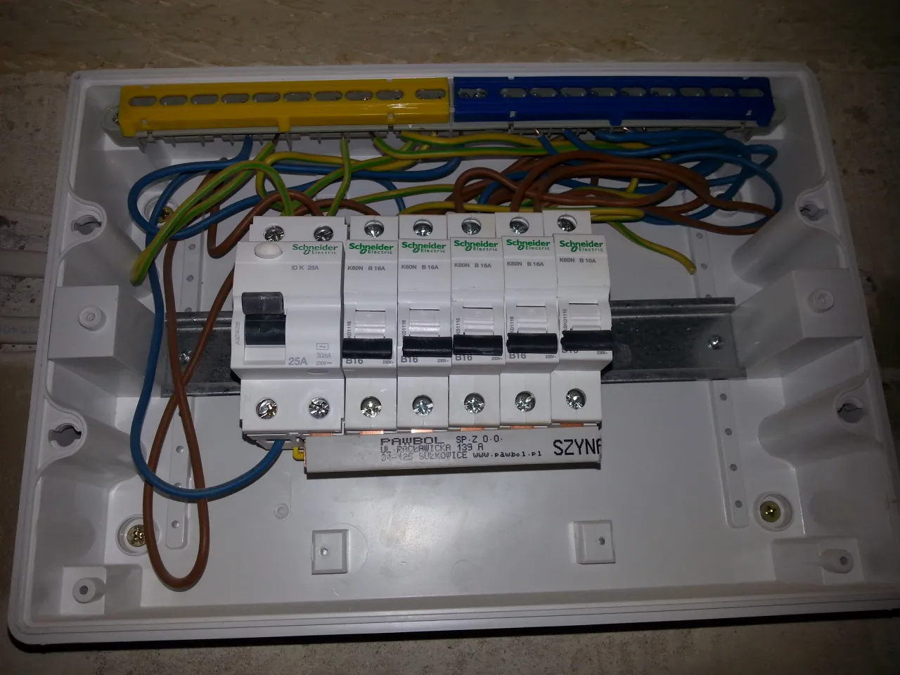 Rozdzielnica elektryczna z wyłącznikami nadprądowymi