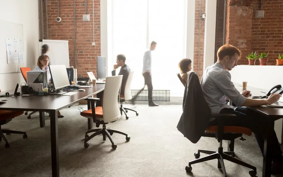 Kodeks pracy otwarty na biurku