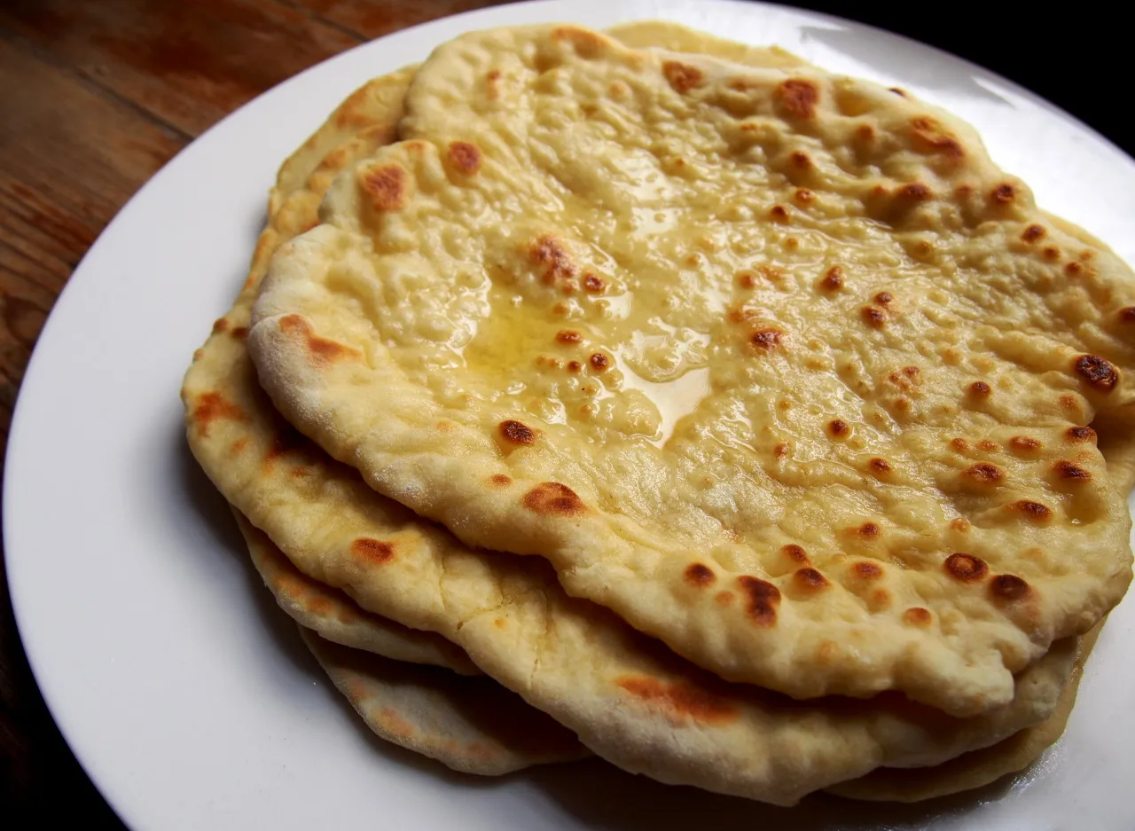 naan z indyjskim curry