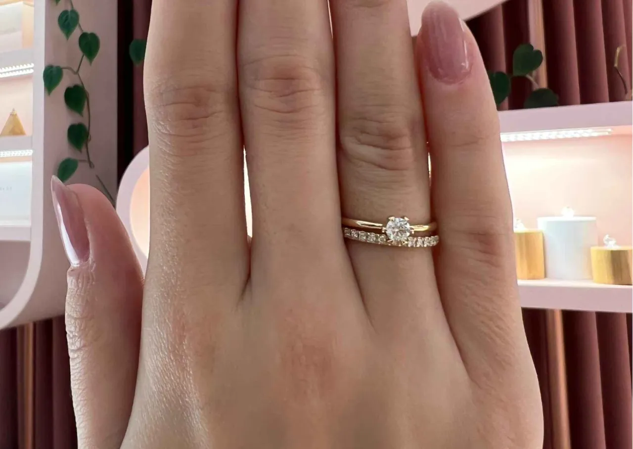 pierścionek zaręczynowy i obrączka razem