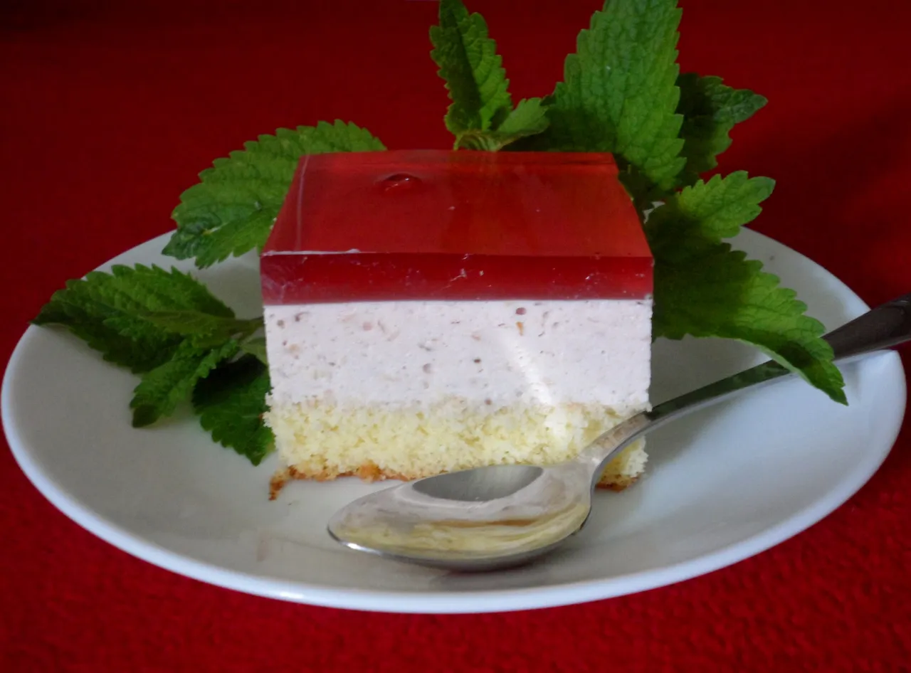 ciasto pianka z truskawkami i galaretką