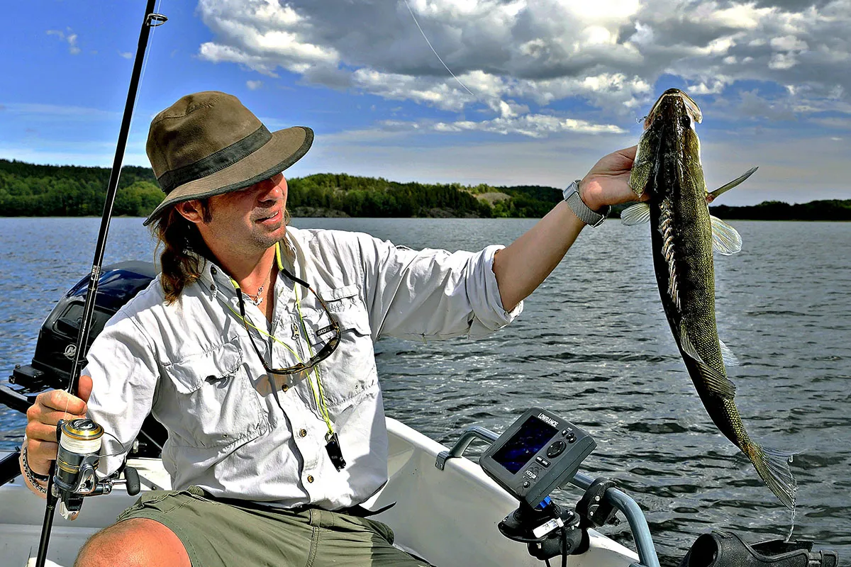 wędkarz łowiący ryby