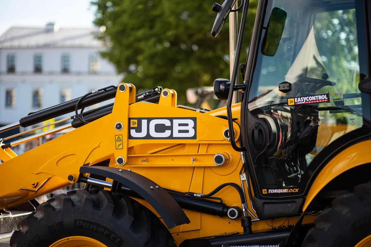 Szukasz koparko ładowarki do 30 tys.? Zobacz ten ż&oacute;łty JCB z bliska, z potężnymi oponami i hydraulicznym ramieniem.