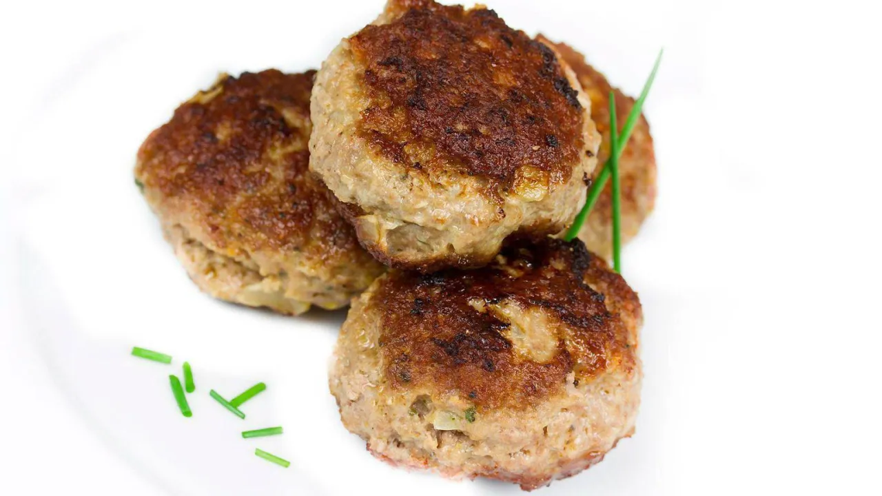 Zdjęcie Ile kalorii ma kotlet mielony? Poznaj kaloryczność różnych rodzajów!