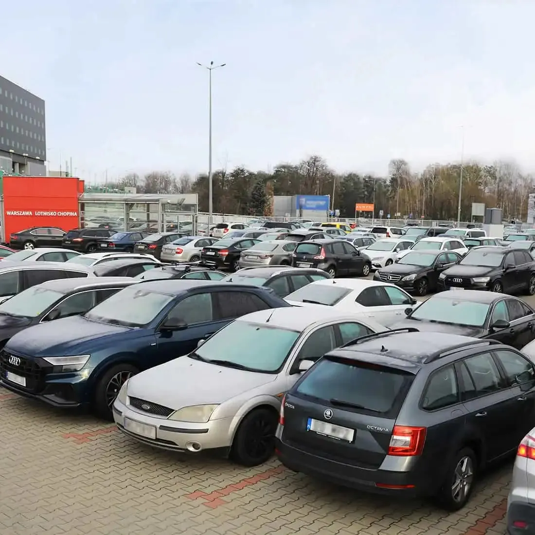 Zdjęcie Gdzie zaparkować za darmo na lotnisku Chopina? Sprawdź najlepsze opcje