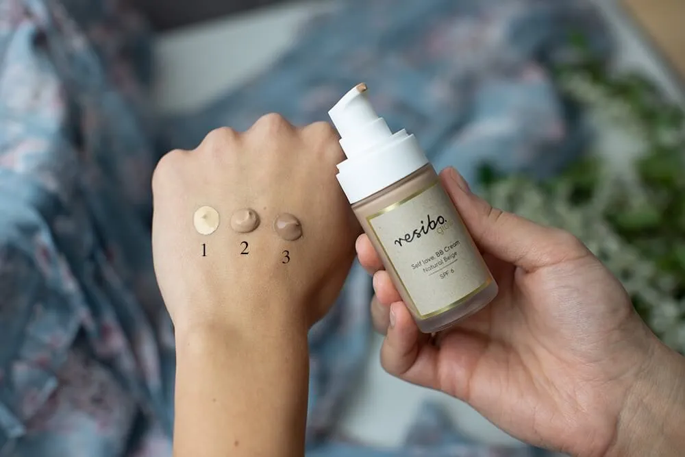 krem BB na dłoni i na twarzy naturalny efekt