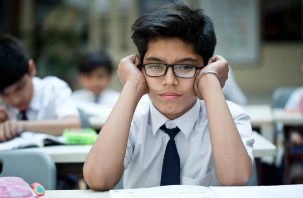 znudzony uczeń w klasie