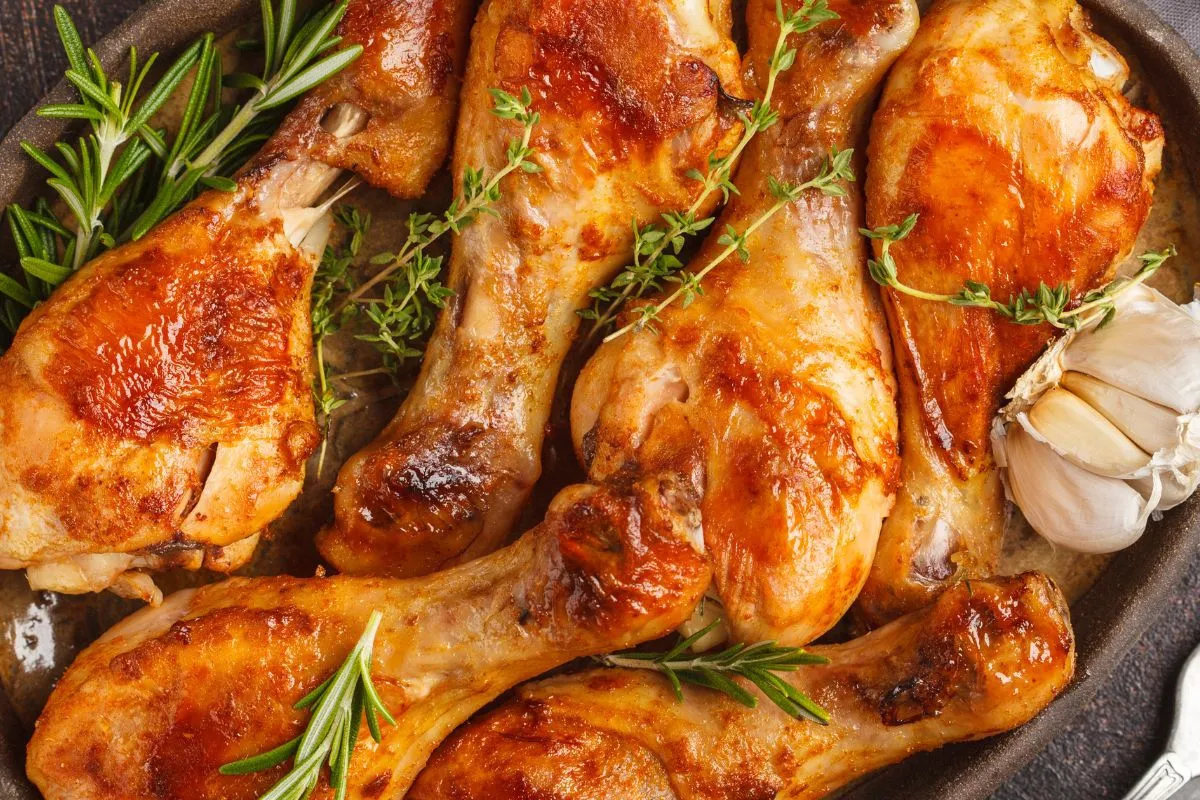 Złociste, pieczone udka z kurczaka na blasze, pachnące ziołami i czosnkiem. Idealne na obiad!