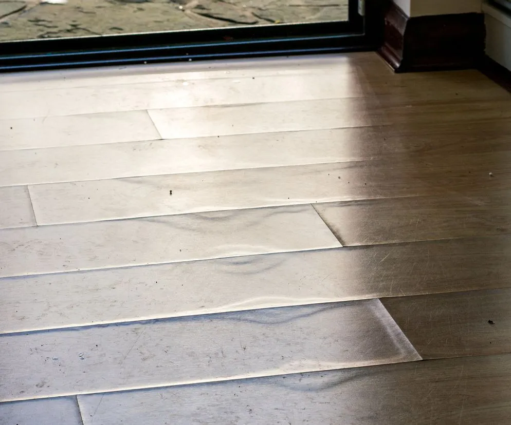 diagnostyka wybrzuszonych paneli podłogowych