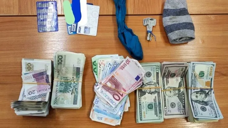 stos banknotów i kluczyki do samochodu