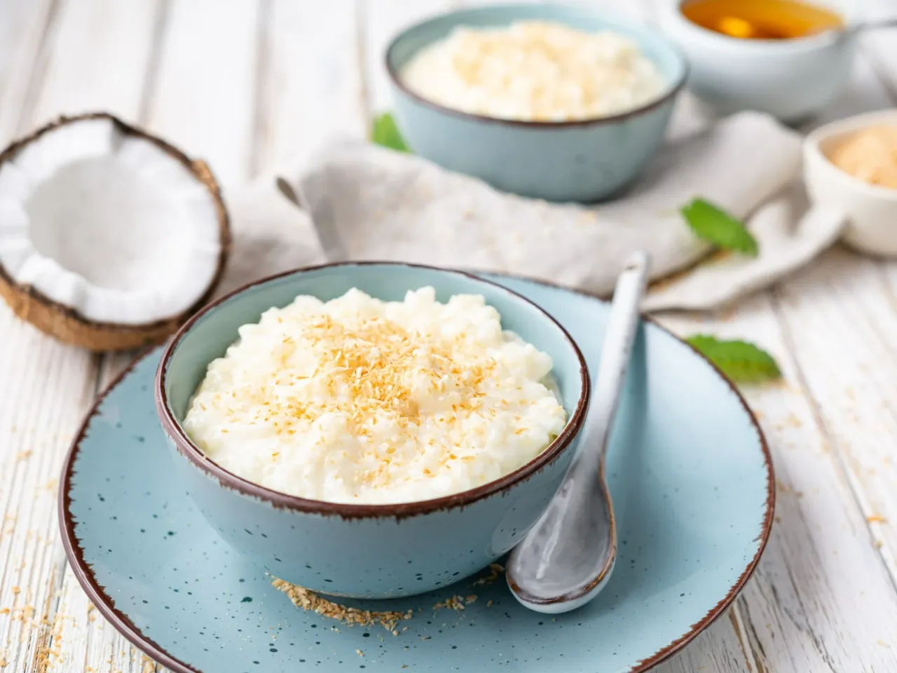 Pyszny deser z ugotowanego ryżu z kokosem. Idealny pomysł na to, co można zrobić z ugotowanego ryżu.