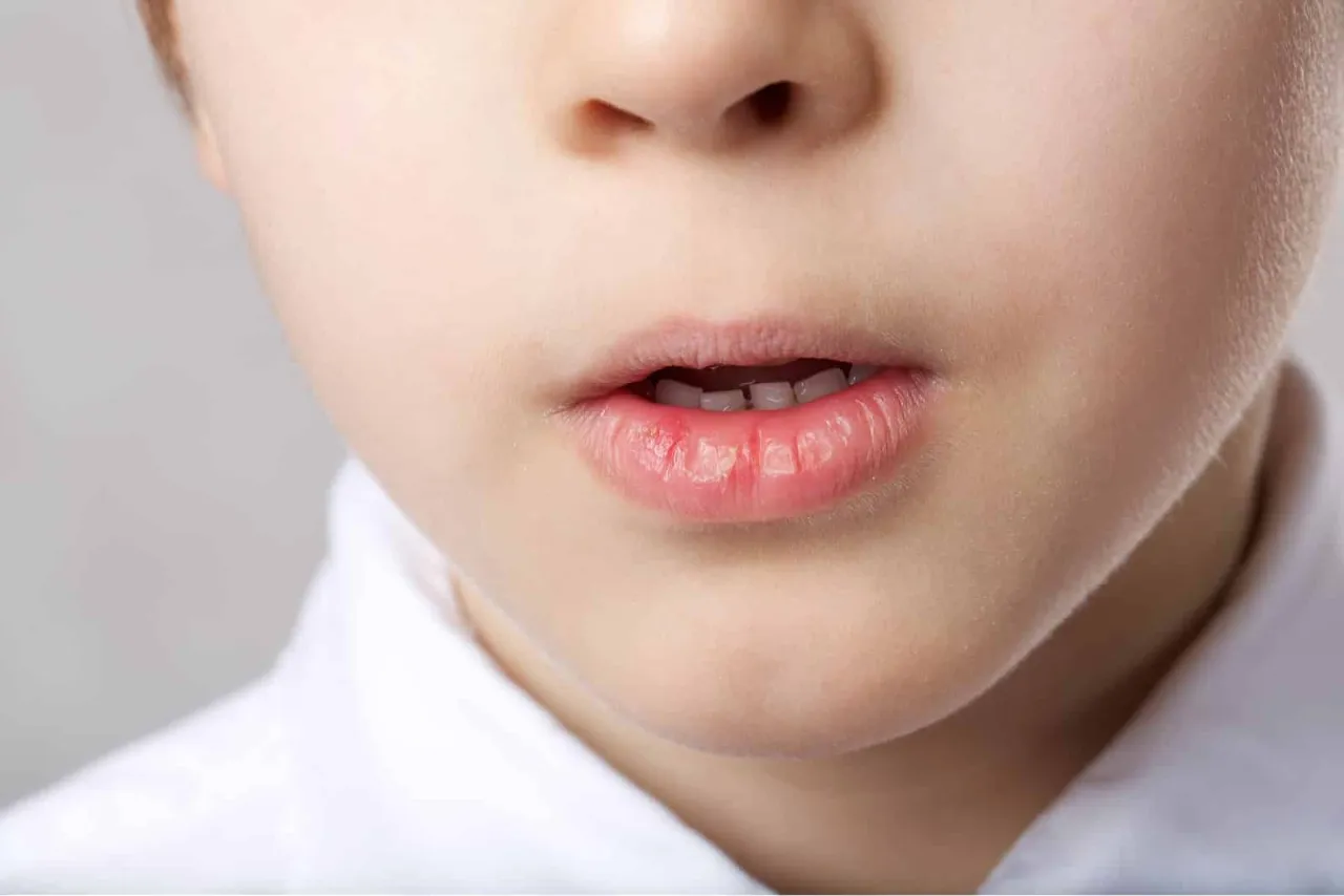 Dziecko w kąciku spokoju, oddychające głęboko, z poduszkami