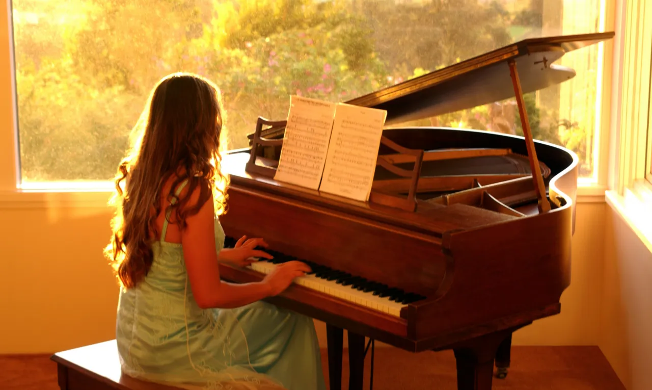 osoba relaksująca się przy pianinie