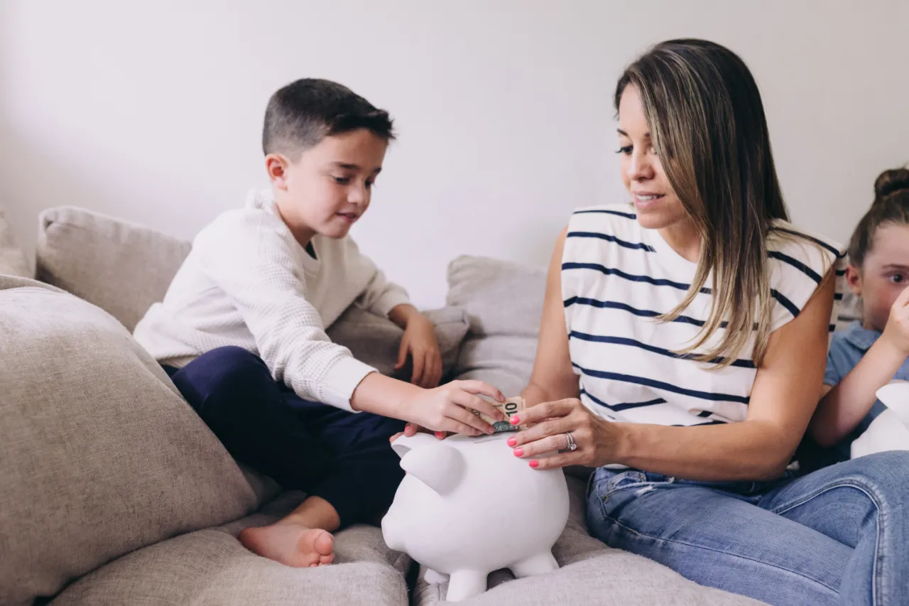 Rodzice z dorosłym dzieckiem rozmawiają o finansach