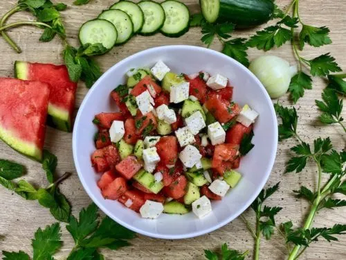 Zutaten f&uuml;r Wassermelone Feta Salat auf einem Holztisch
