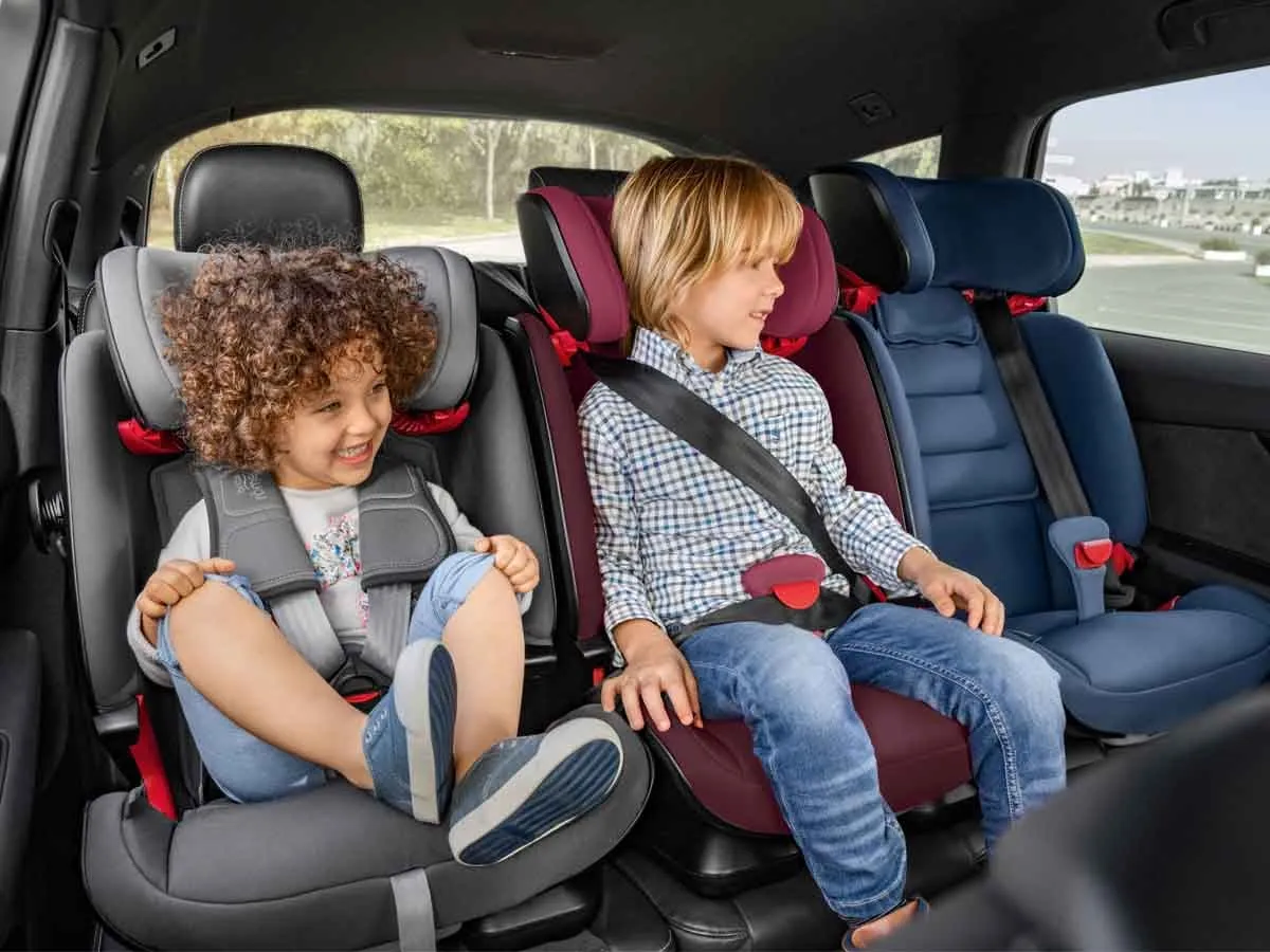 Por&oacute;wnanie fotelika z oparciem i podstawki