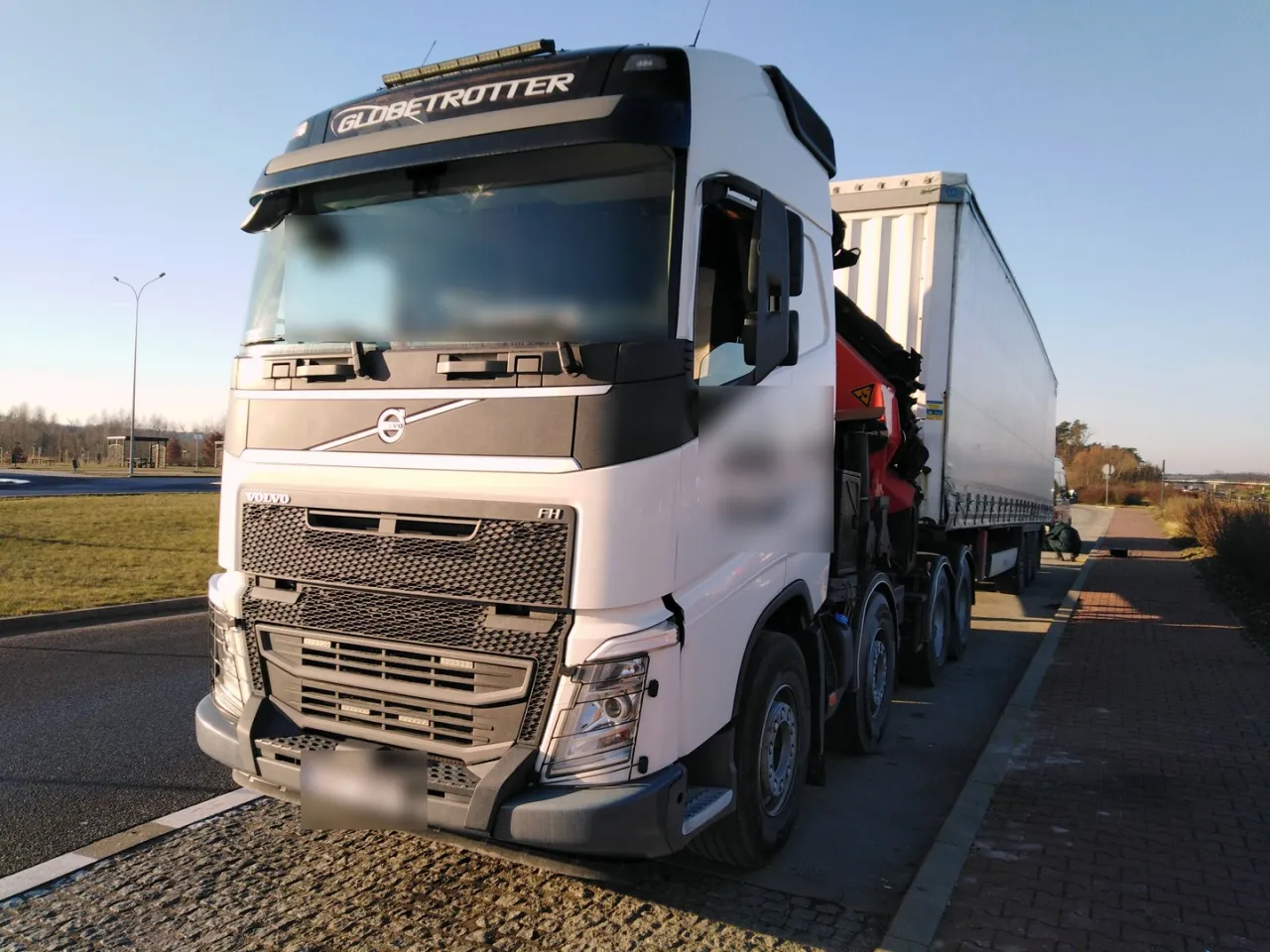 ciągnik siodłowy w trasie, ciężar&oacute;wka w ruchu, transport drogowy