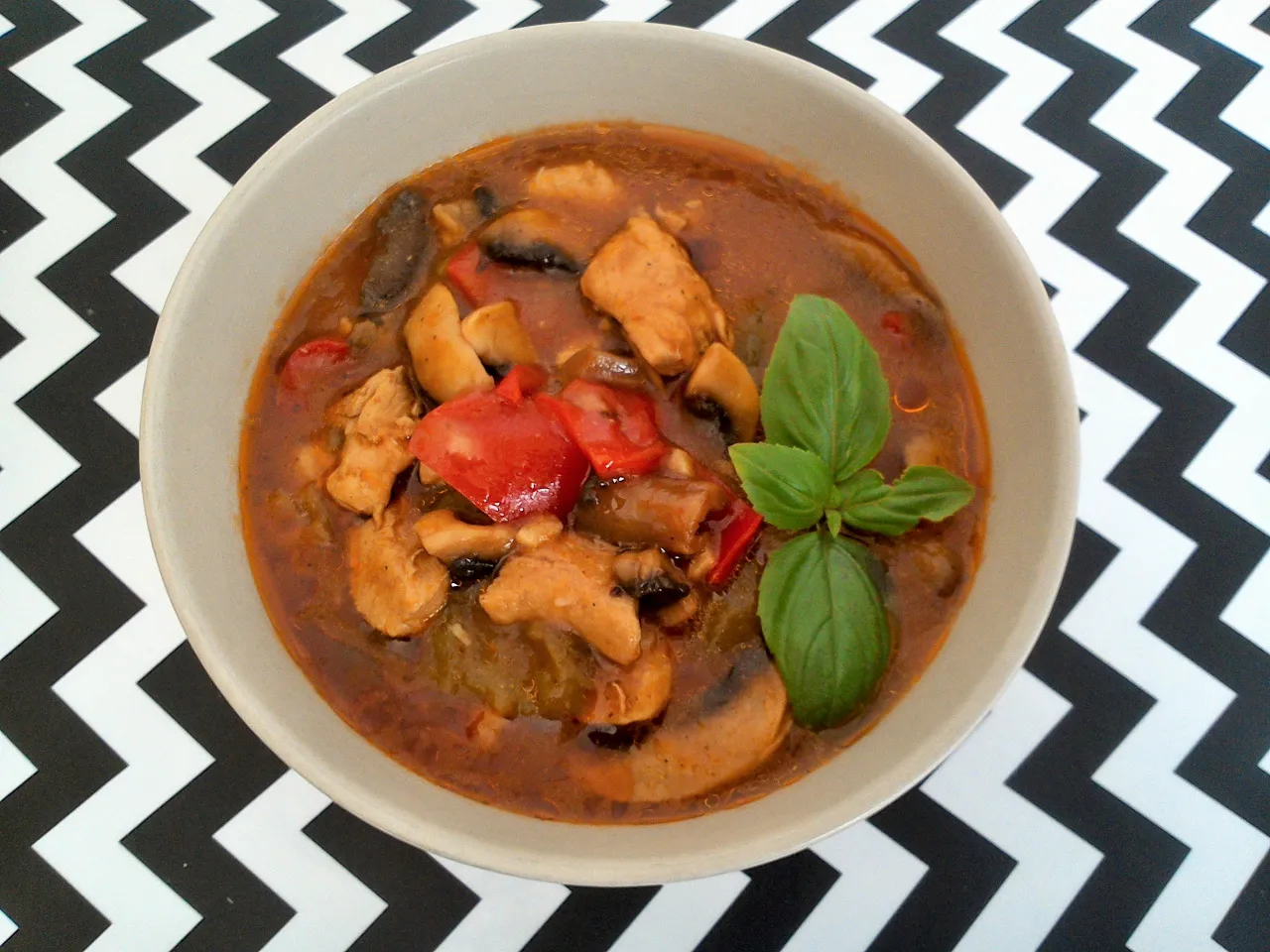 gulasz drobiowy z pieczarkami i papryką