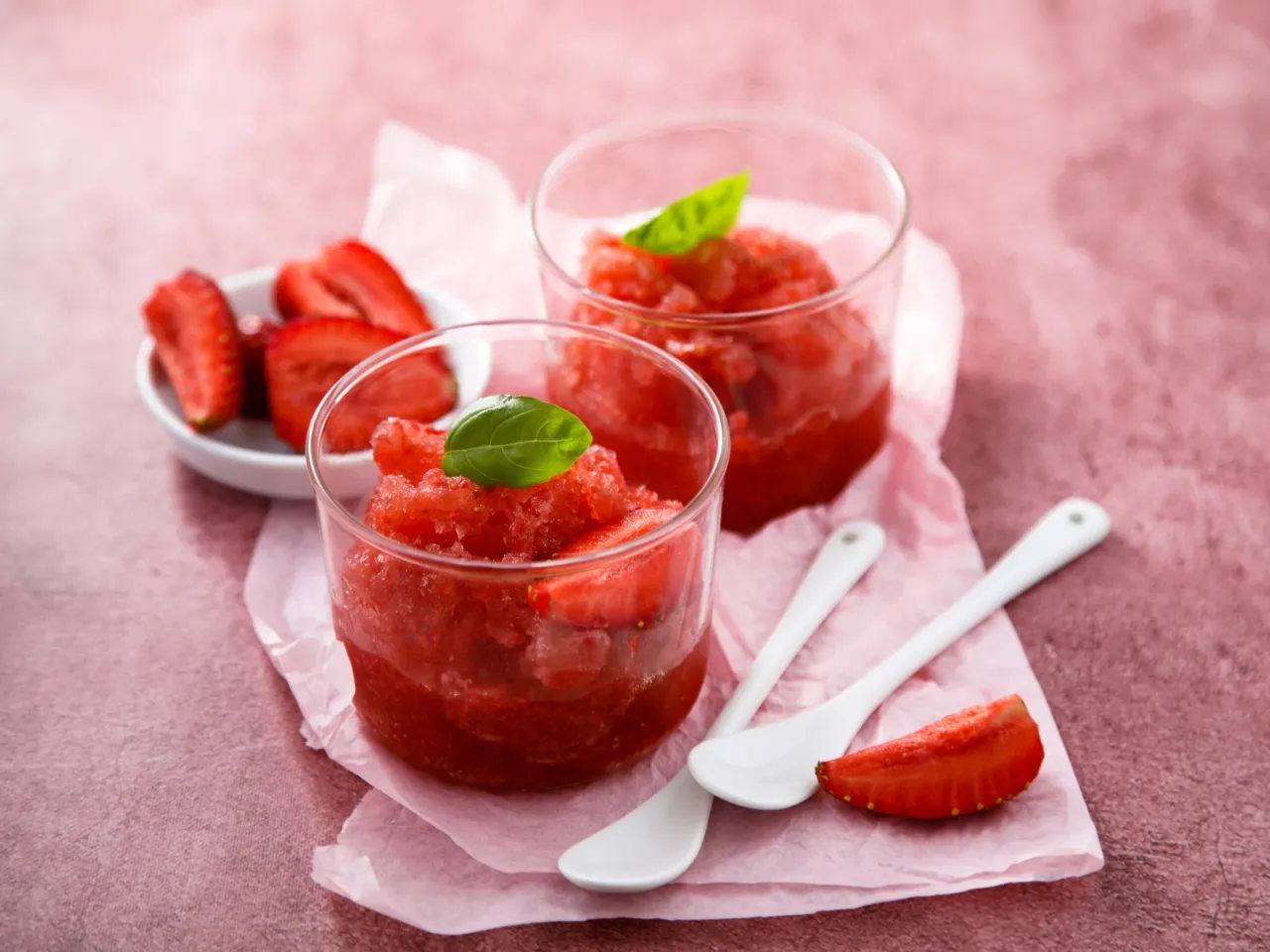 różne smaki sorbetów w pucharkach