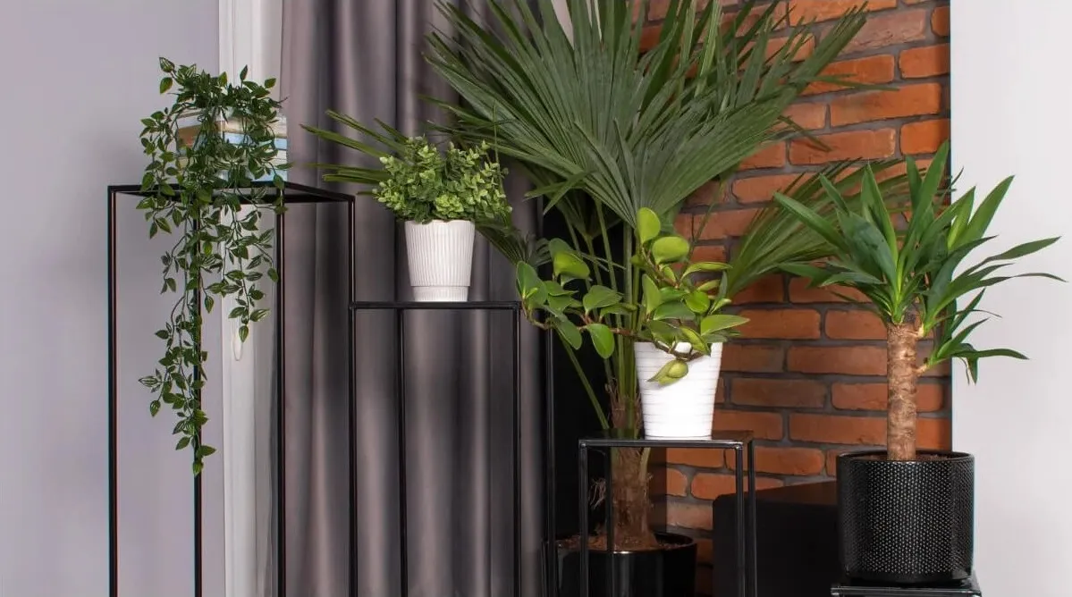 aranżacje sztucznych kwiat&oacute;w w nowoczesnym wnętrzu