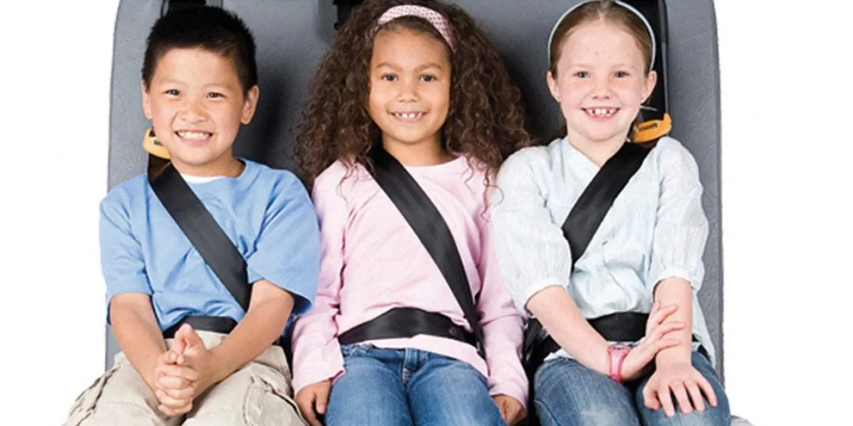 Dziecko w autokarze zapinające pasy bezpieczeństwa