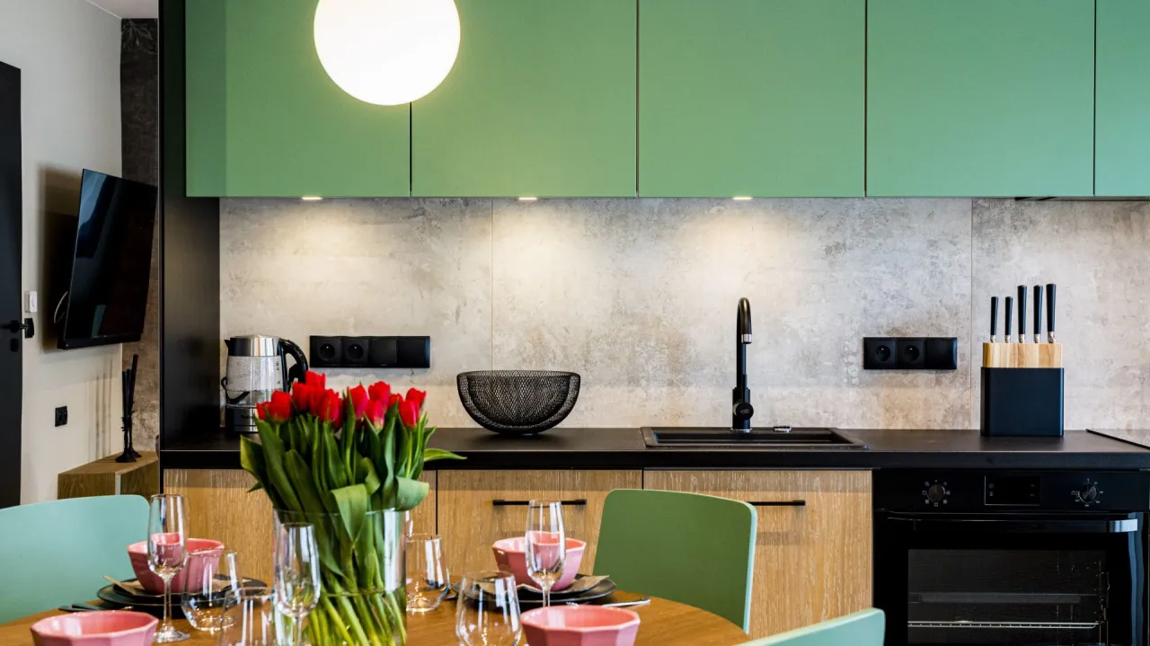 Nowoczesna kuchnia z wykończeniem ściany nad blatem