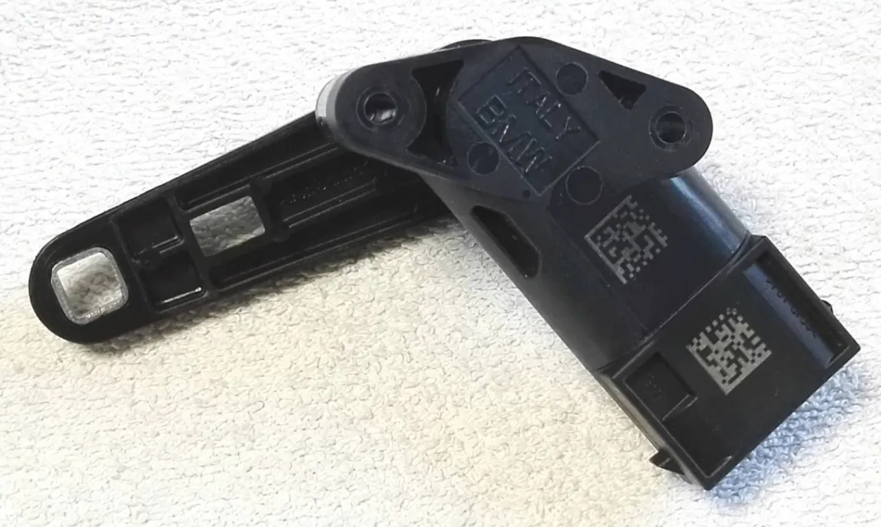 Czujnik poziomowania świateł BMW, wyprodukowany we Włoszech. Pomocny przy diagnostyce, jak sprawdzić czujnik poziomowania świateł BMW.