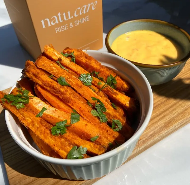 słodkie frytki z batatów z sosem