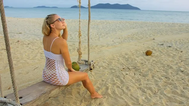 kobieta pozuje na plaży naturalnie