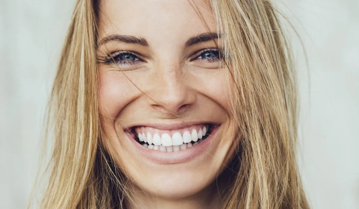 osoba uśmiechająca się pokazująca zęby, szeroki uśmiech estetyka