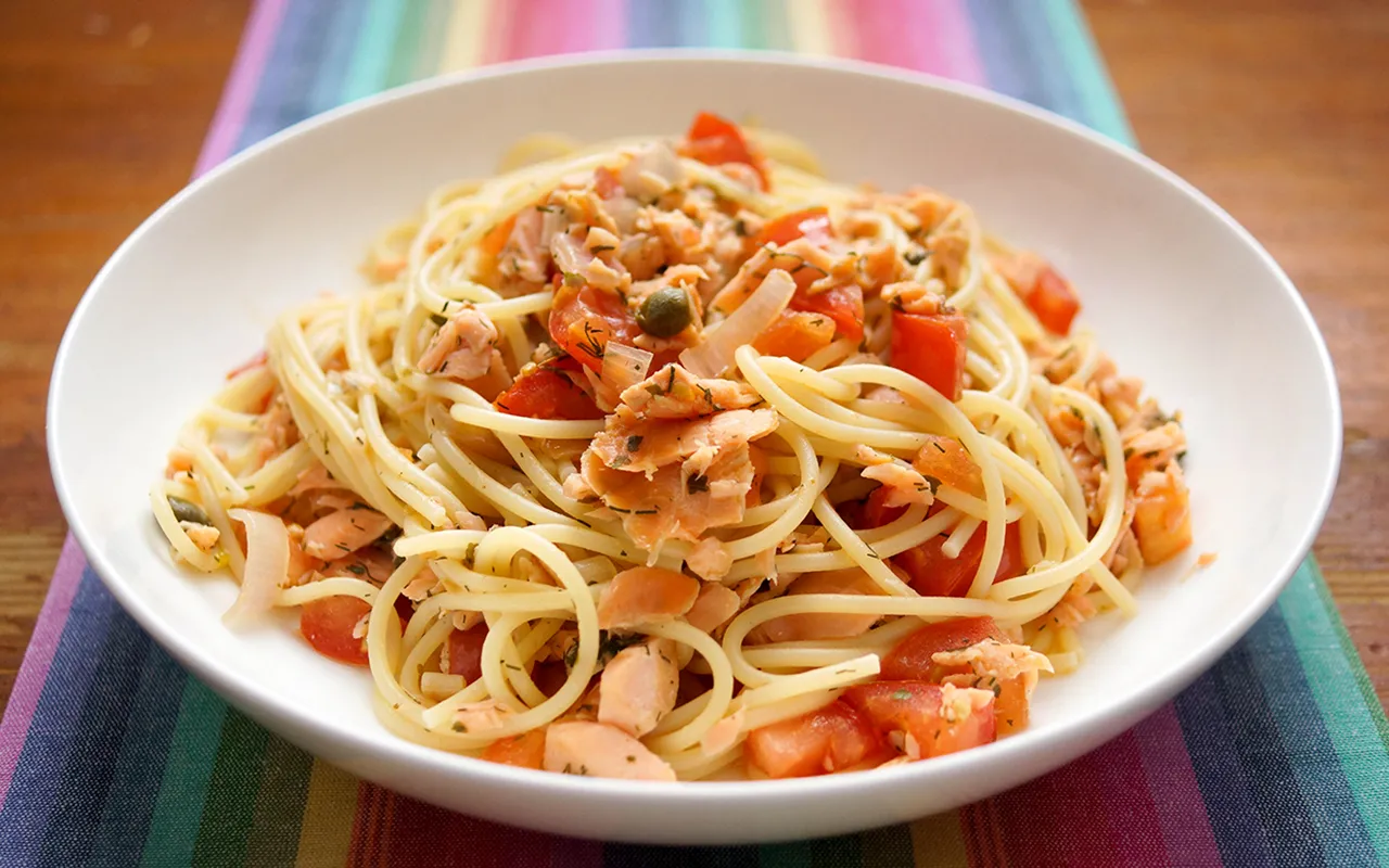leichte Pasta mit R&auml;ucherlachs Kirschtomaten und Kr&auml;utern