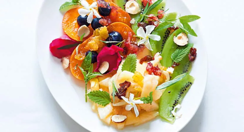 Salade de fruits originale avec herbes et graines