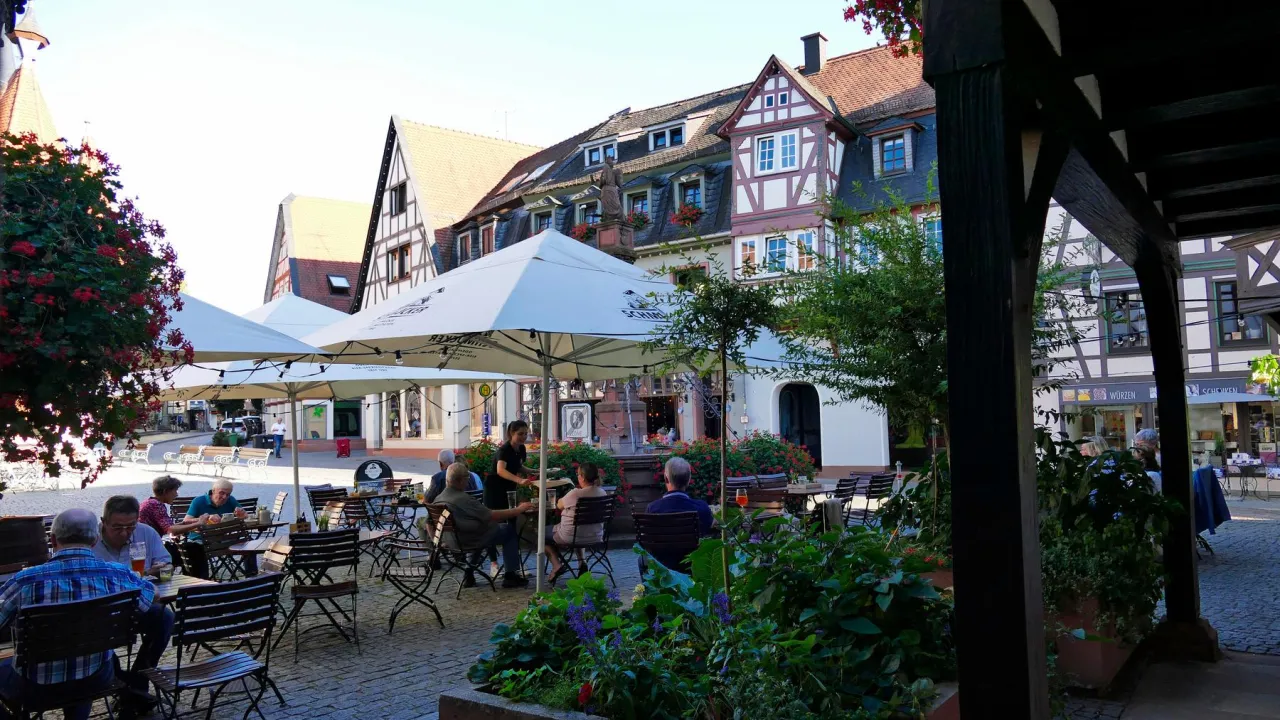 Fränkischer Biergarten mit Fachwerkhäusern